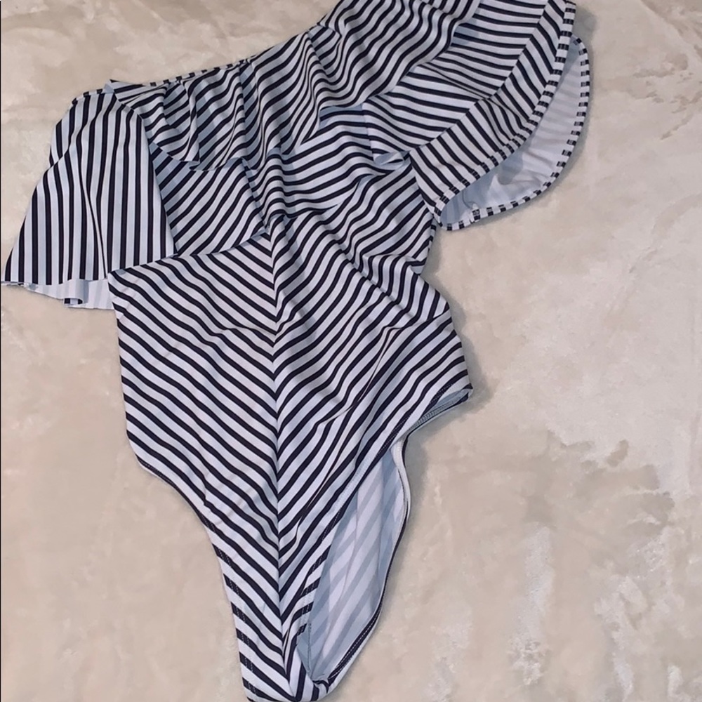 One shoulder swimsuit